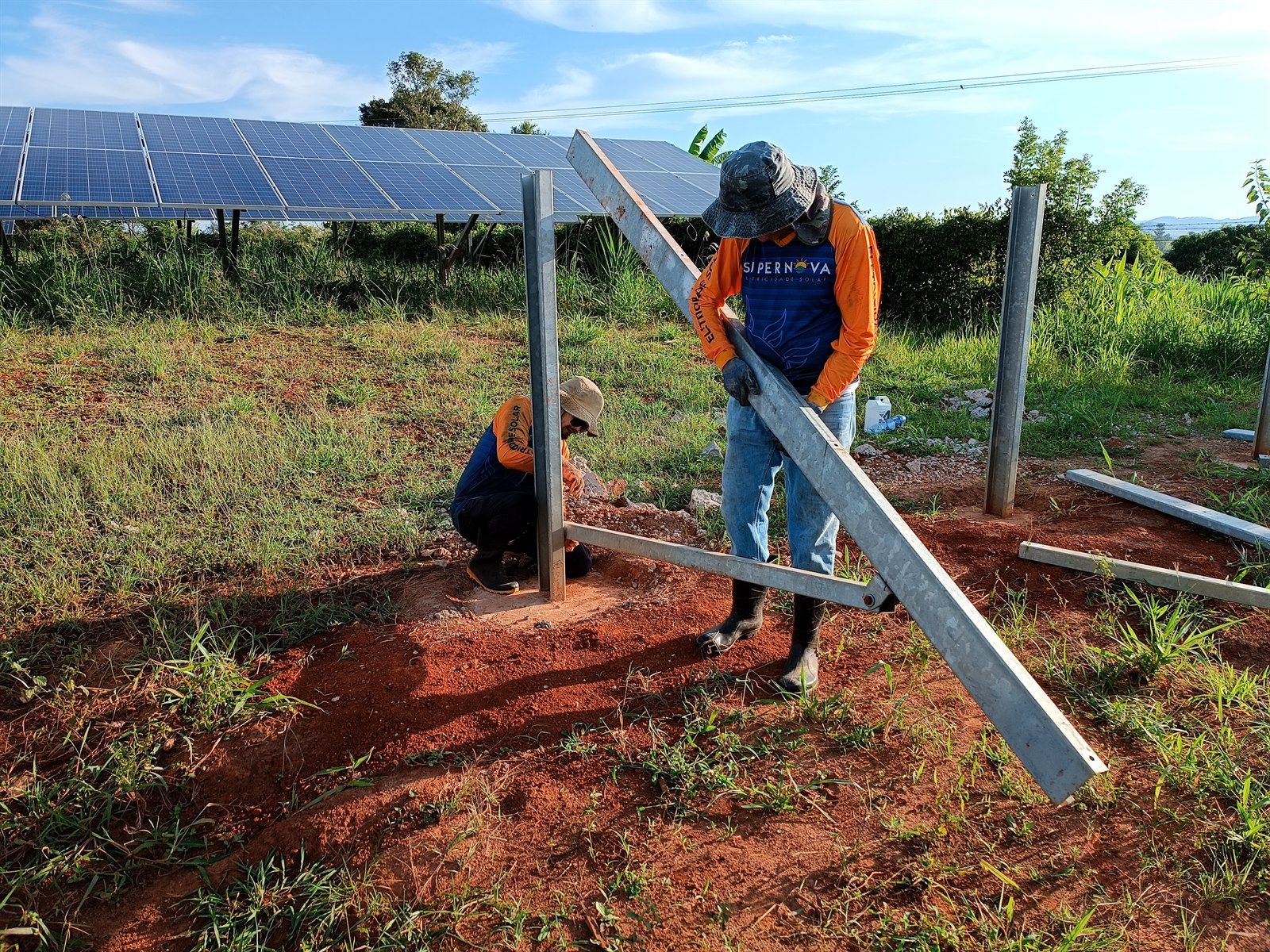 Equipe Supernova em obra de estrutura solo