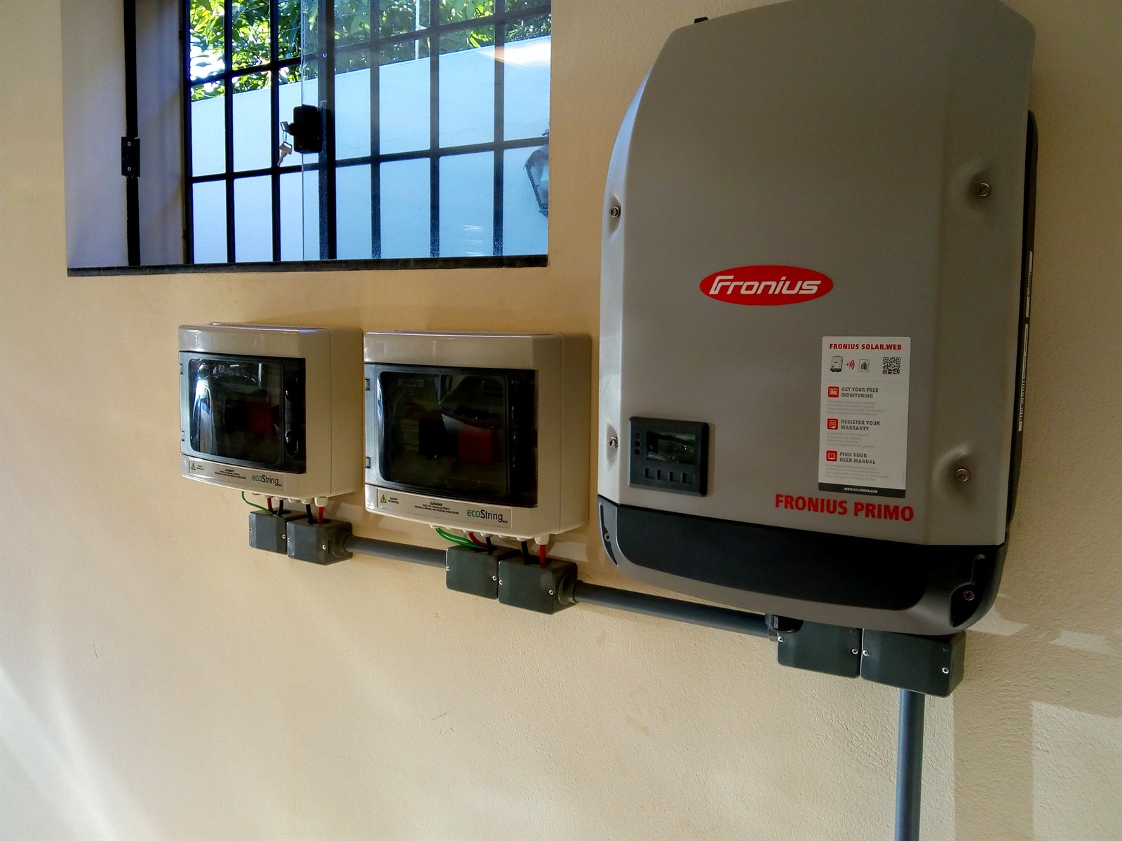 Inversor instalado com acabamento técnico