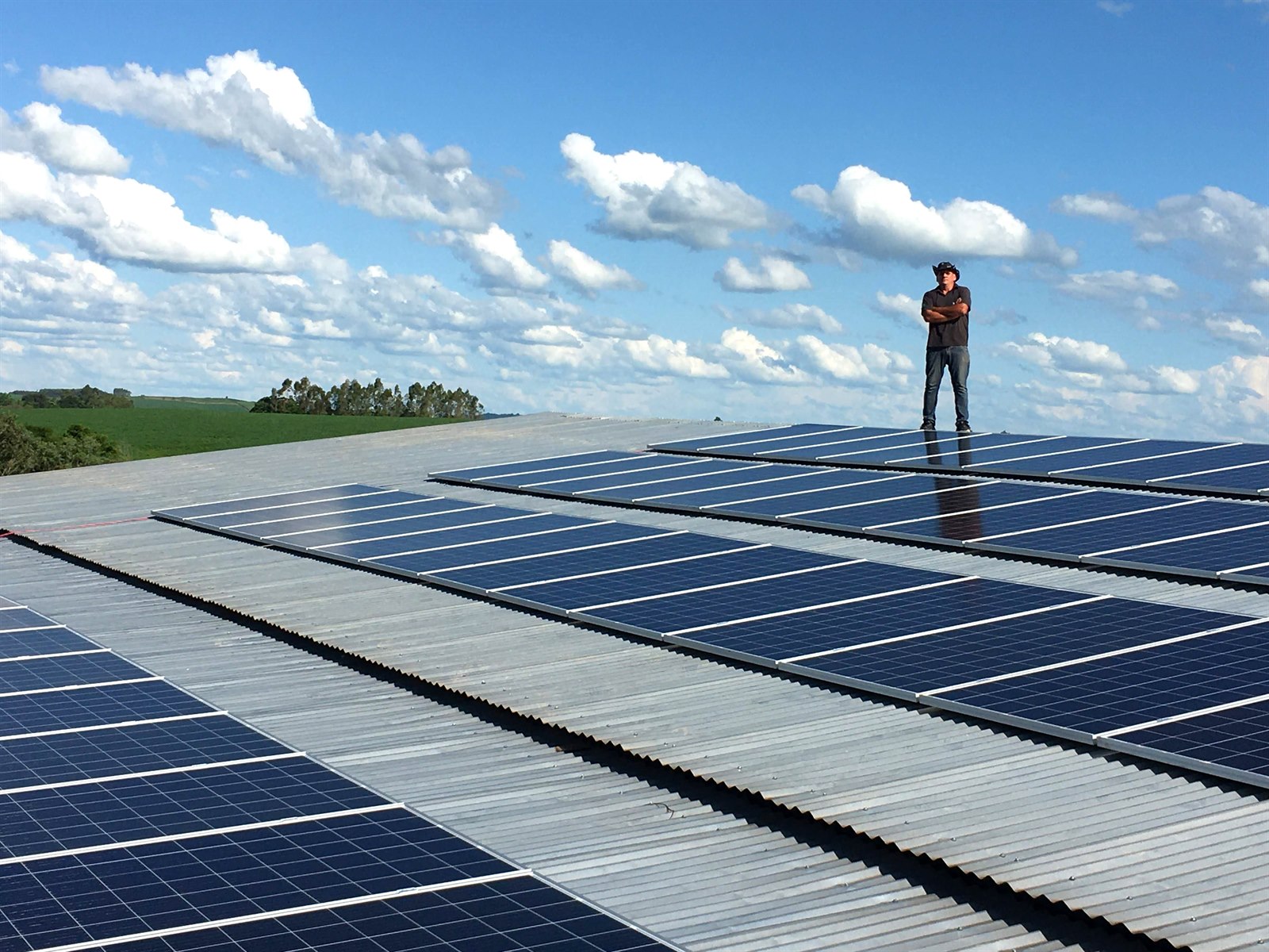 Sistema fotovoltaico em telhado amplo