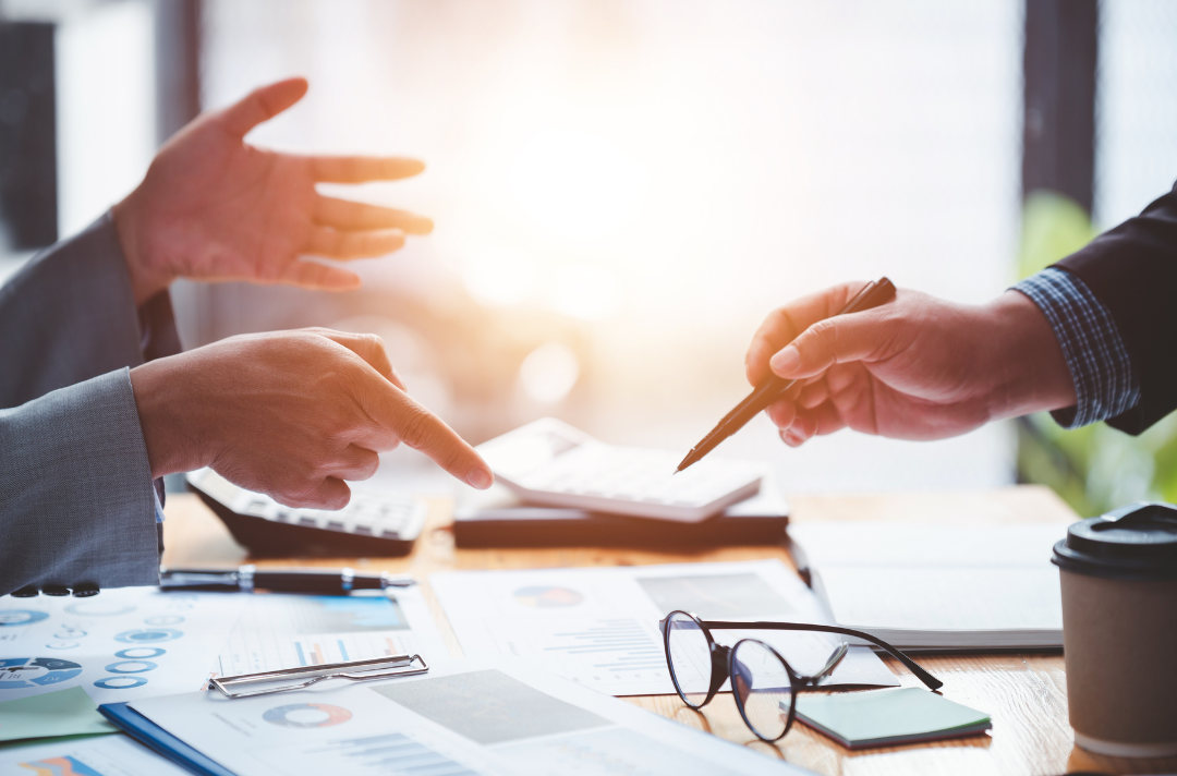 Especialistas analisando viabilidade técnica e financeira de um projeto solar