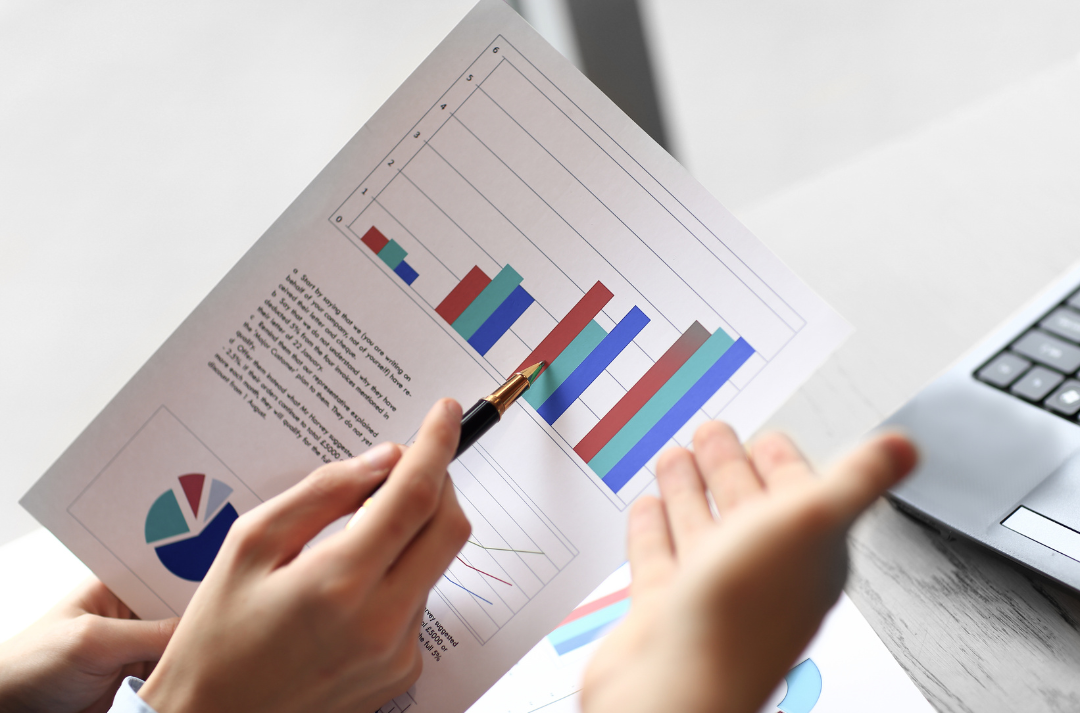 Especialistas analisando viabilidade técnica e financeira de um projeto solar