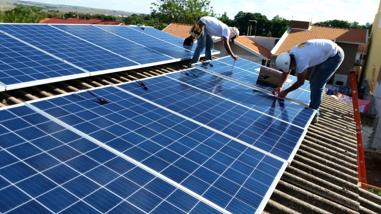 Montagem de módulos fotovoltaicos